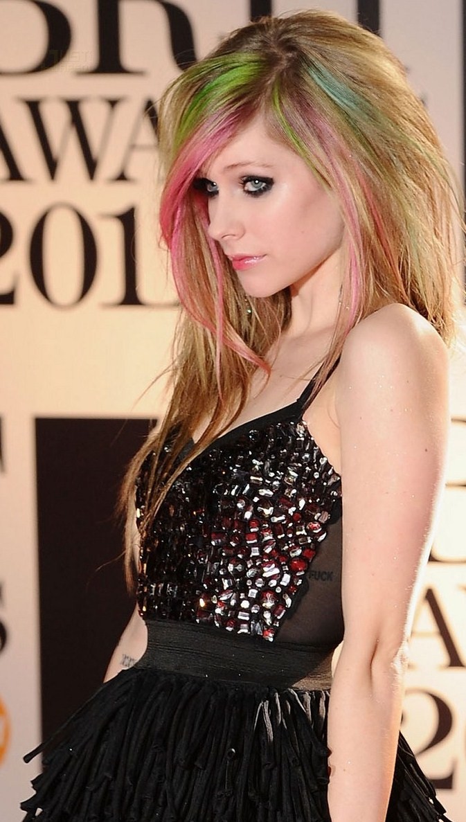avril-lavigne-brits-2011-red-carpet-02.jpg