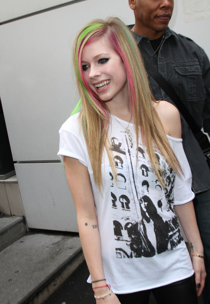 Avril+Lavigne+Avril+Lavigne+Arriving+NRJ+Radio+BSQUNoNDasgl.jpg